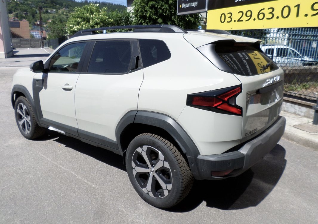 Duster Journey hybrid-G 150 4x4 - Essence + GPL + électrique - Automatique full options Duster Journey hybrid-G 150 4x4 - Essence + GPL + électrique - Automatique full options