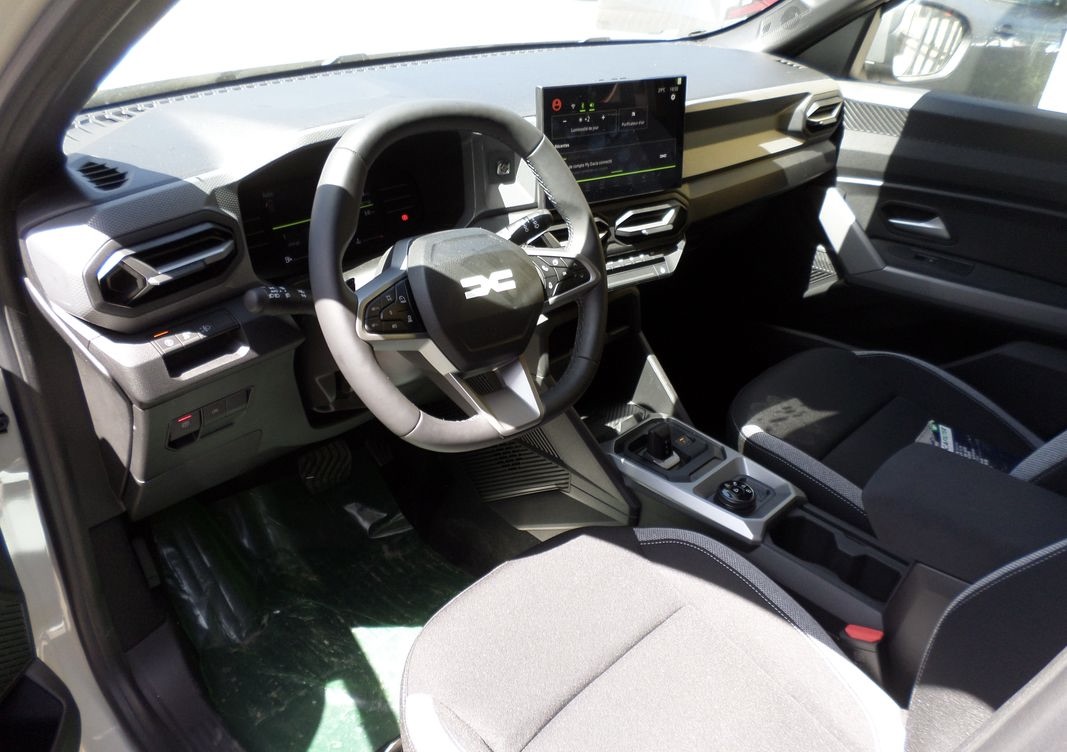 Duster Journey hybrid-G 150 4x4 - Essence + GPL + électrique - Automatique full options Duster Journey hybrid-G 150 4x4 - Essence + GPL + électrique - Automatique full options