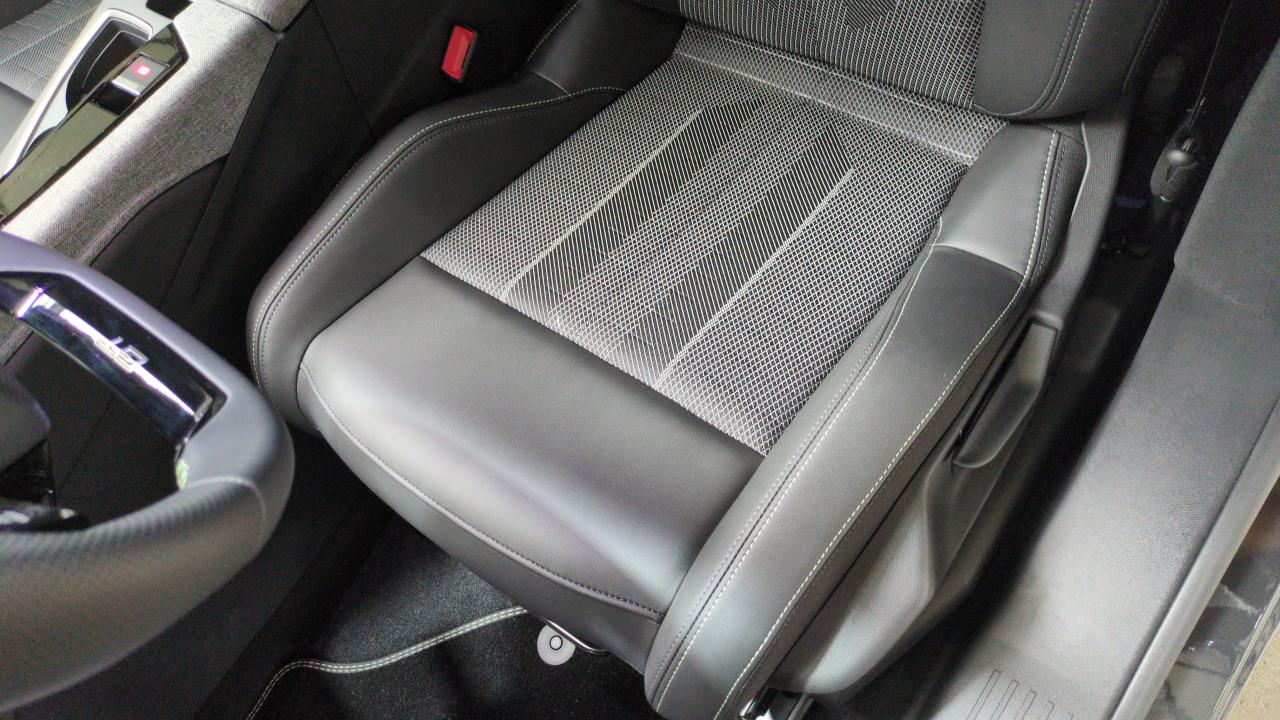13 PEUGEOT 5008 HYBRID 145 BVA E-DCS6 7PL GT – Image 13