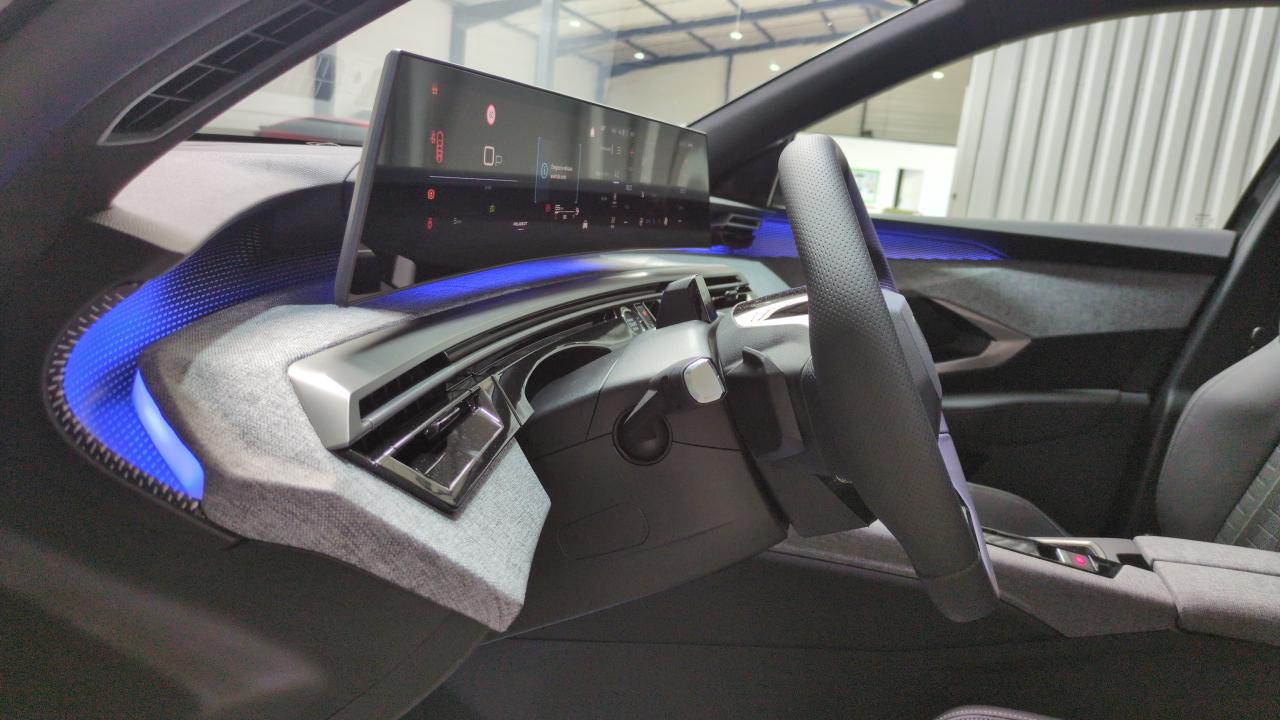 15 PEUGEOT 5008 HYBRID 145 BVA E-DCS6 7PL GT – Image 15